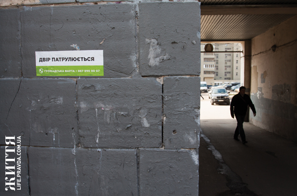 В Киеве появились оригинальные предупредительные таблички