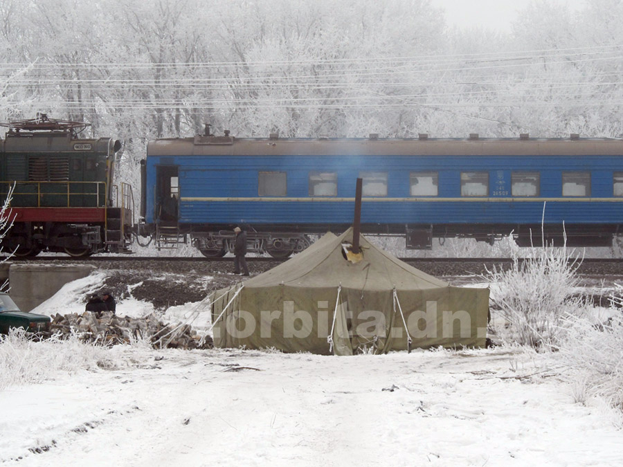 Красноармейскую палатку-теплопункт используют для обогрева железнодорожников