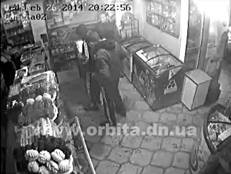 В городе среди бела дня украли деньги из двух магазинов