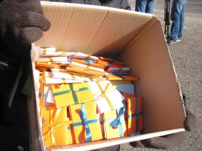 Жители Донецкой области передали десантникам и пограничникам письма и продукты