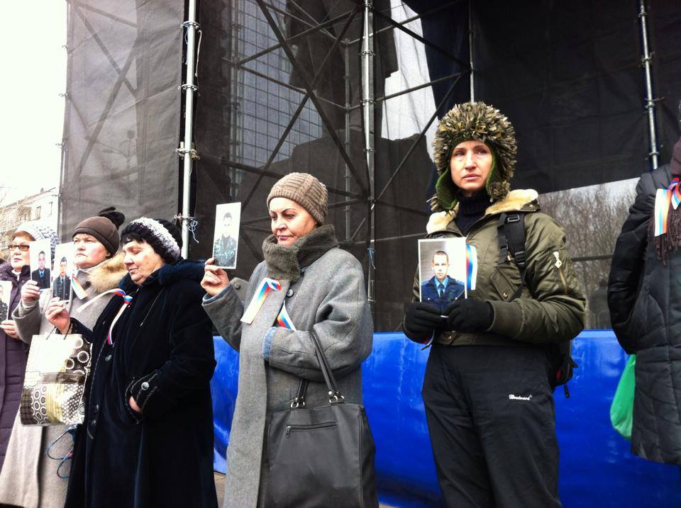 В центре Донецка проходят митинги за Россию и "Беркут"