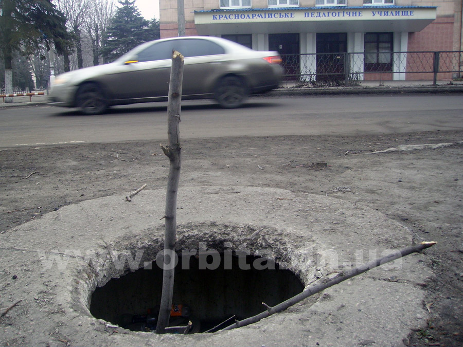 Очередной открытый канализационный люк в Красноармейске