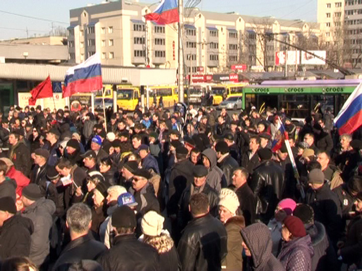 В Донецке участники пророссийского митинга около часа блокировали железную дорогу