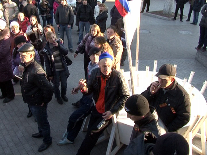 В Донецке участники пророссийского митинга около часа блокировали железную дорогу