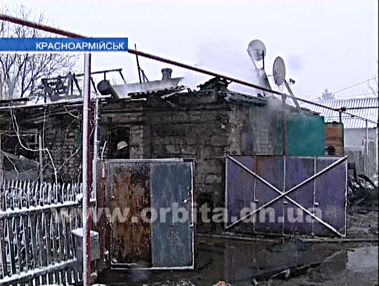 На улице Железняка огонь уничтожил крышу гаража