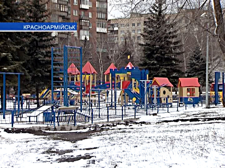 На новой детской площадке снова побывали вандалы