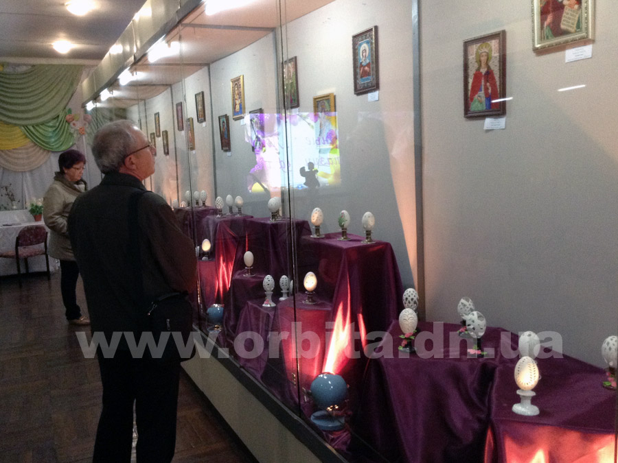 Жительница Красноармейского района презентовала выставку пасхальных яиц