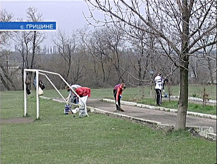 В Гришино на субботник приехало районное начальство