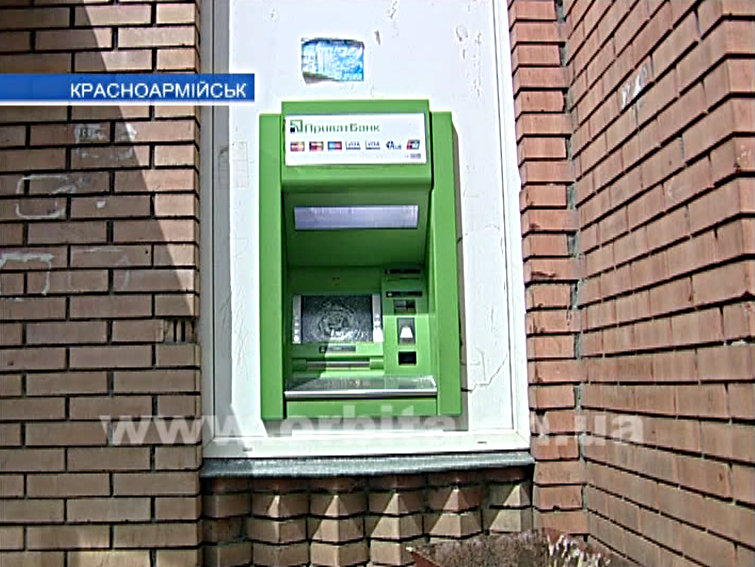 «ПриватБанк» закрыл свои отделения и ограничил операции с наличностью