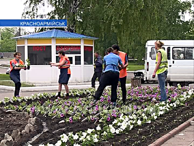 Площадь Шибанкова – в ярком наряде цветущих клумб