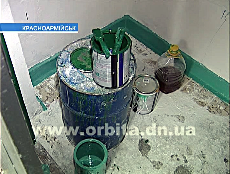 В микрорайоне «Лазурный» ремонтируют подъезды