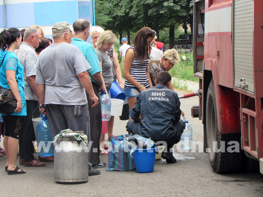 Воду для жителей Красноармейска развозят на пожарных машинах (ФОТО)