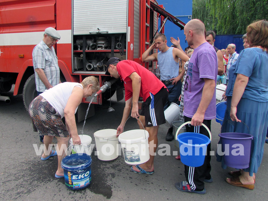 Воду для жителей Красноармейска развозят на пожарных машинах (ФОТО)
