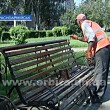 На площади Шибанкова приступили к ремонту и обновлению лавочек