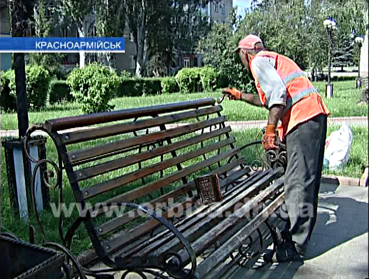 На площади Шибанкова приступили к ремонту и обновлению лавочек