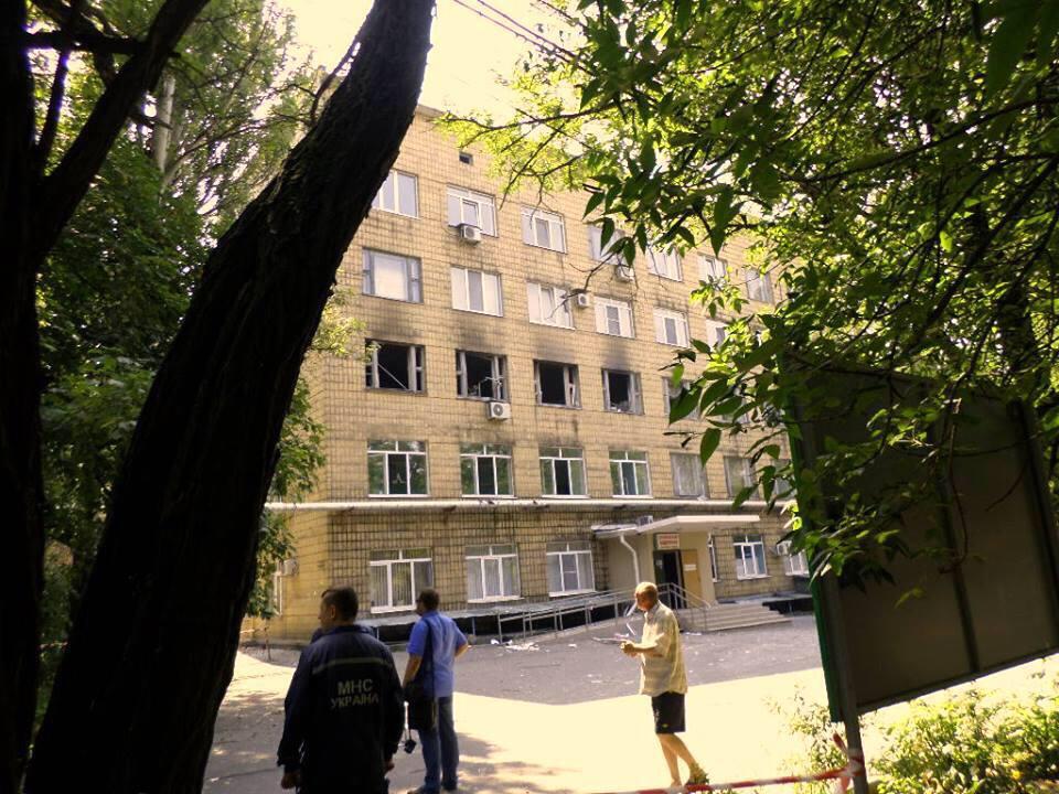 В Донецке снаряд попал в отделение горбольницы и в жилой дом