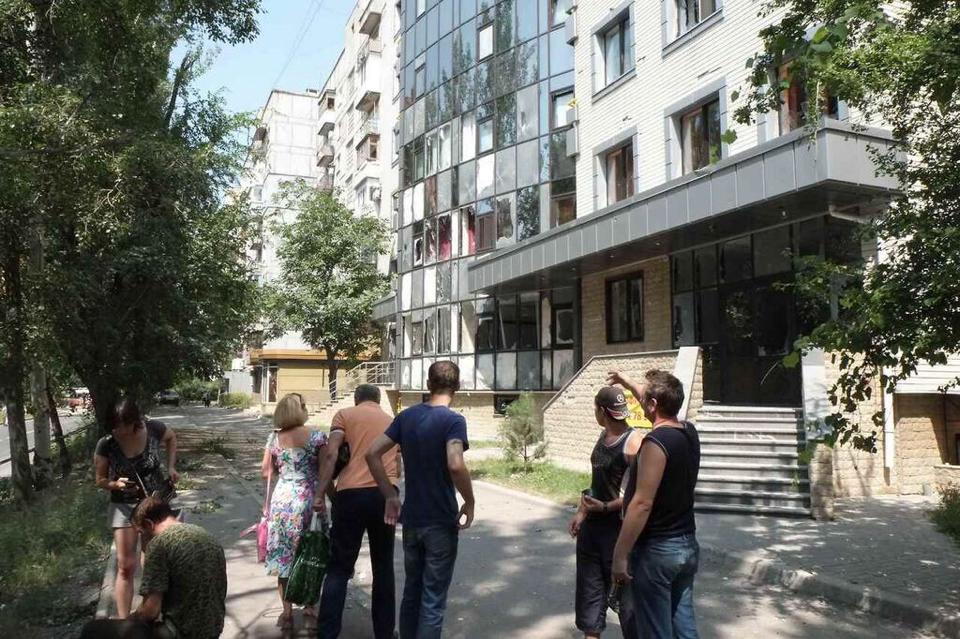 В Донецке снаряд попал в отделение горбольницы и в жилой дом