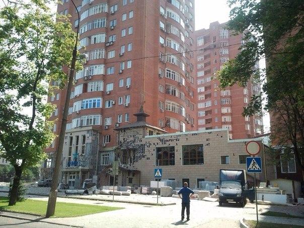 В Донецке снаряд попал в отделение горбольницы и в жилой дом