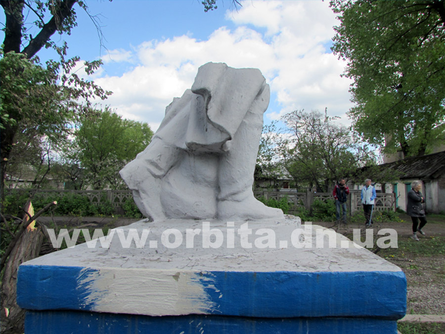 svalil_pamiatnik3