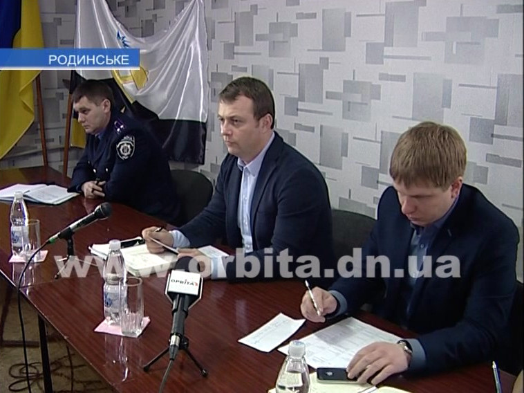 Проблемы жителей Родинского выслушали сразу два мэра