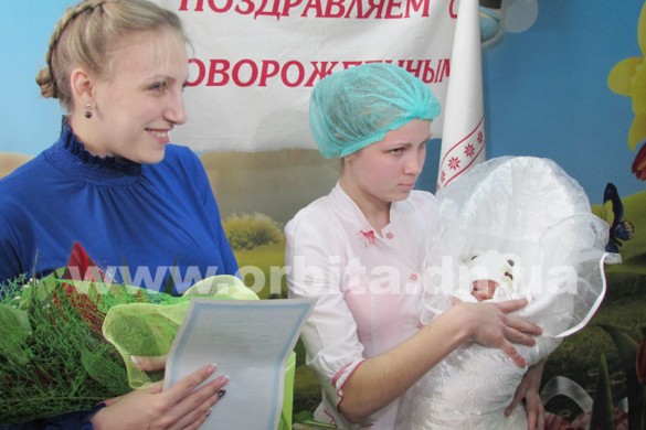 В Красноармейском роддоме начали выдавать свидетельства о рождении