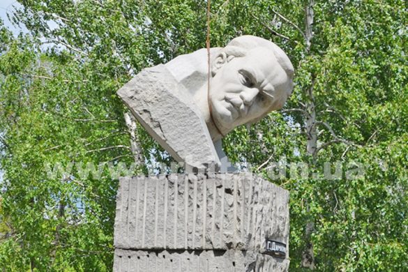 В Димитрове демонтировали памятник Димитрову