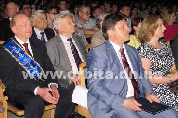 В Покровске по случаю 95-летия ДонНТУ отметили преподавателей, сотрудников и студентов