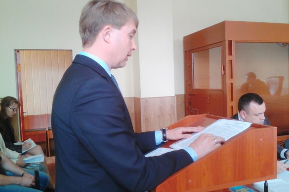 В Димитровском суде рассматривали дело мэра о… надбавках мэру