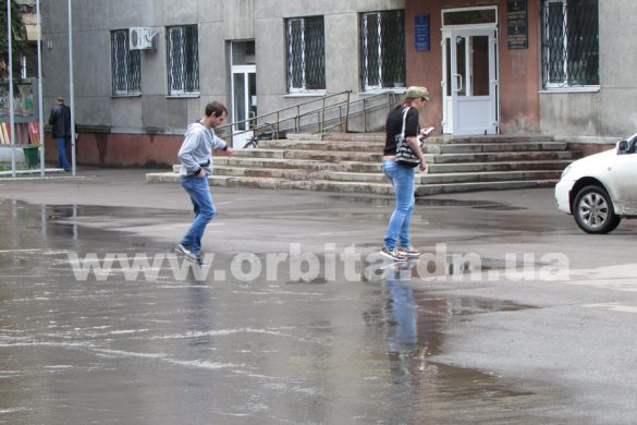 Пусть бегут неуклюже: вода мешает красноармейчанам подступиться к городским властям