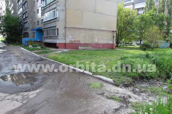 Жительница Красноармейска через соцсеть просит горсовет разобраться с невысыхающей лужей на «Лазурном»