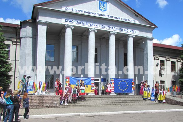 День Европы в Красноармейске. Торжественная часть на площади Шибанкова