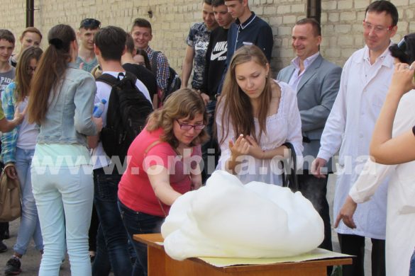 Студенты ДонНТУ научили покровских школьников создавать компьютерные игры и показали зубную пасту для слона