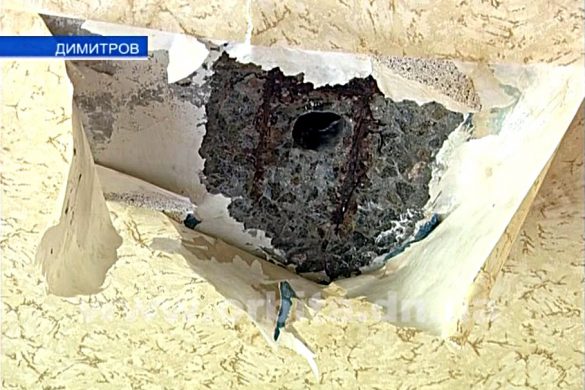 Жительница Димитрова устала жить с тазиками под протекающей крышей