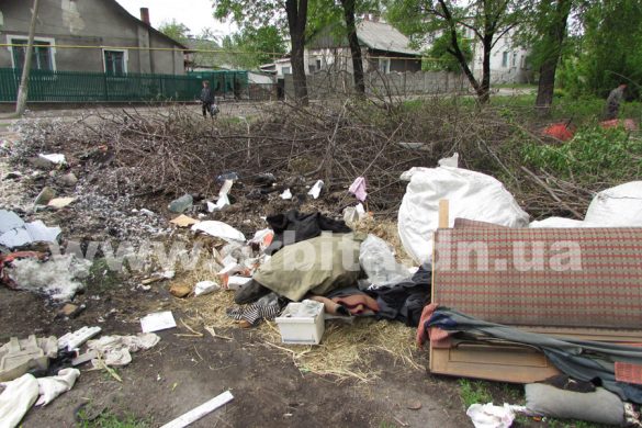 Чтобы спасти свой дом, жителю Димитрова приходится постоянно тушить горящий мусор