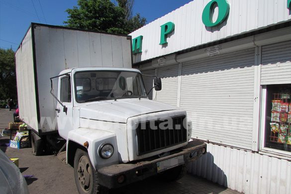 Конфликт собственника и работников новогродовского рынка продолжается: проход к павильонам блокировали фуры