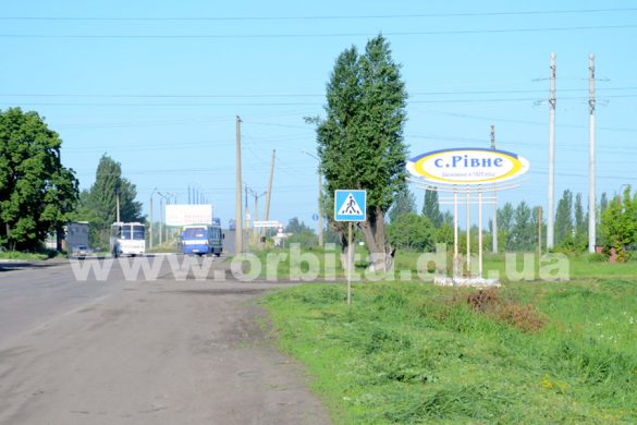 На въезде в село Ровное новая стела