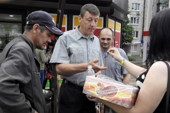 В Покровске и Мирнограде активисты провели акцию «Конфетка за сигаретку»