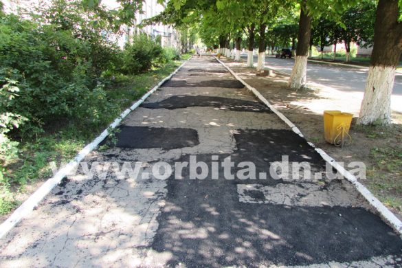В Покровске продолжают ремонтировать дороги и тротуары
