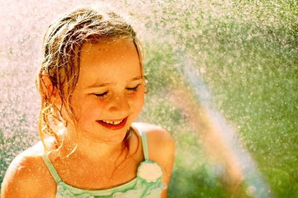 girl-water-drops-rainbow-leto1