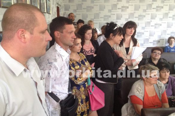 Жители Родинского не дали депутатам провести внеочередную сессию, а мэр предложил перевыборы