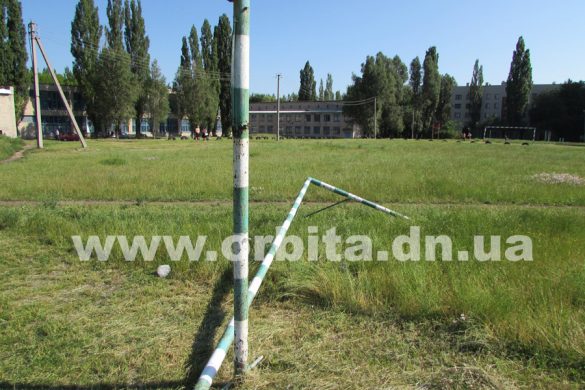 В Покровске неизвестные пытались украсть футбольные ворота
