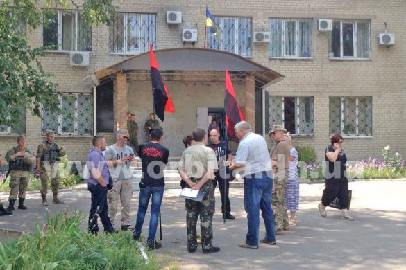 В Покровске ожидают суда по поводу разбойных нападений на предпринимателей. В поддержку прибыли представители «Правого сектора»