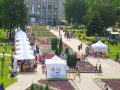 Сегодня стартовал большой концертный тур фестиваля «З країни в Україну» по одиннадцати городам восточного региона. И первыми в мир культуры и искусства смогли окунуться именно жители Покровска (Красноармейска). Начался фестиваль из цикла лекций под общим названием «Интеллектуальный узвар». А по окончанию экскурса в историю и искусство, на площади Шибанкова и бульваре Андрющенко развернулись разнообразные тематические и игровые площадки.
