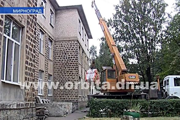 В Мирнограде проводят масштабный ремонт кровли хирургического корпуса