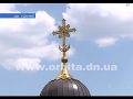 В Удачном на колокольню установили купол и крест