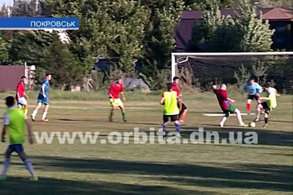 В Покровске проходит открытый чемпионат города по футболу