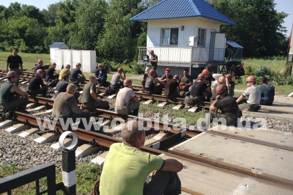Горняки 1/3 «Новогродовской» хотят достучаться до руководства страны, но пока привлекли внимание лишь полицейских