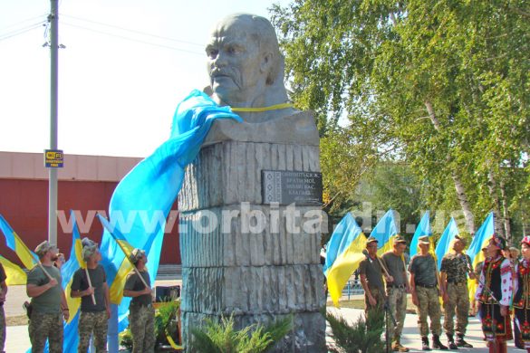 В Мирнограде в День Национального Флага Украины открыт памятник Великому Кобзарю