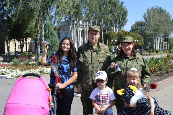 В Покровске двум полицейским-переселенцам вручили ключи от квартир