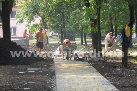 В парковых зонах Покровска прокладывают тротуары